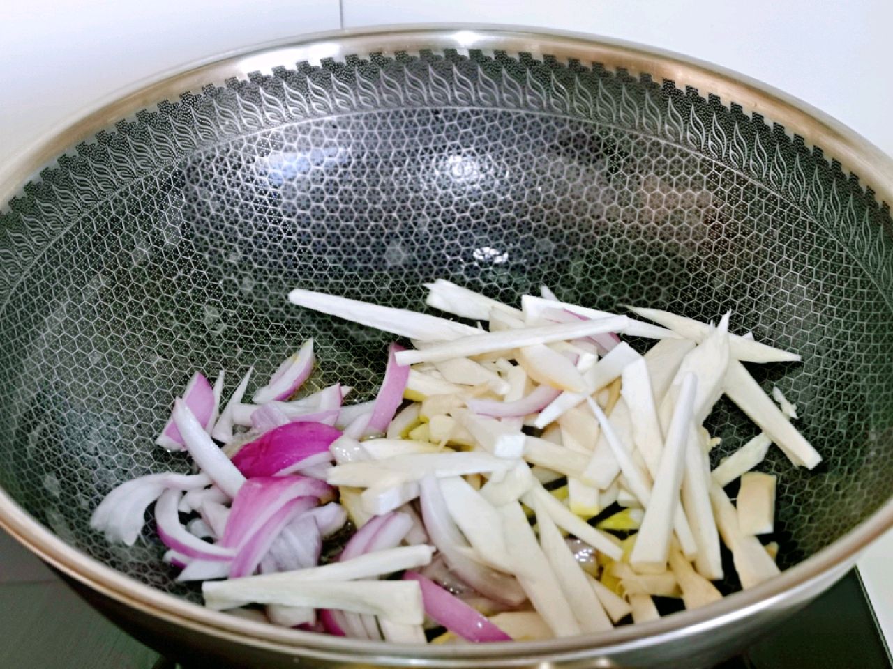 「杏鲍菇炒鱿鱼」的做法+配方，杏鲍菇与鱿鱼一起炒，好吃极了