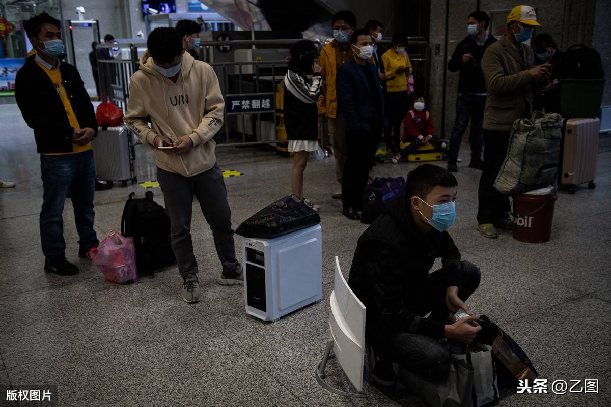 武汉重启！实拍凌晨首列离开的列车，400人顺利乘车离开武汉