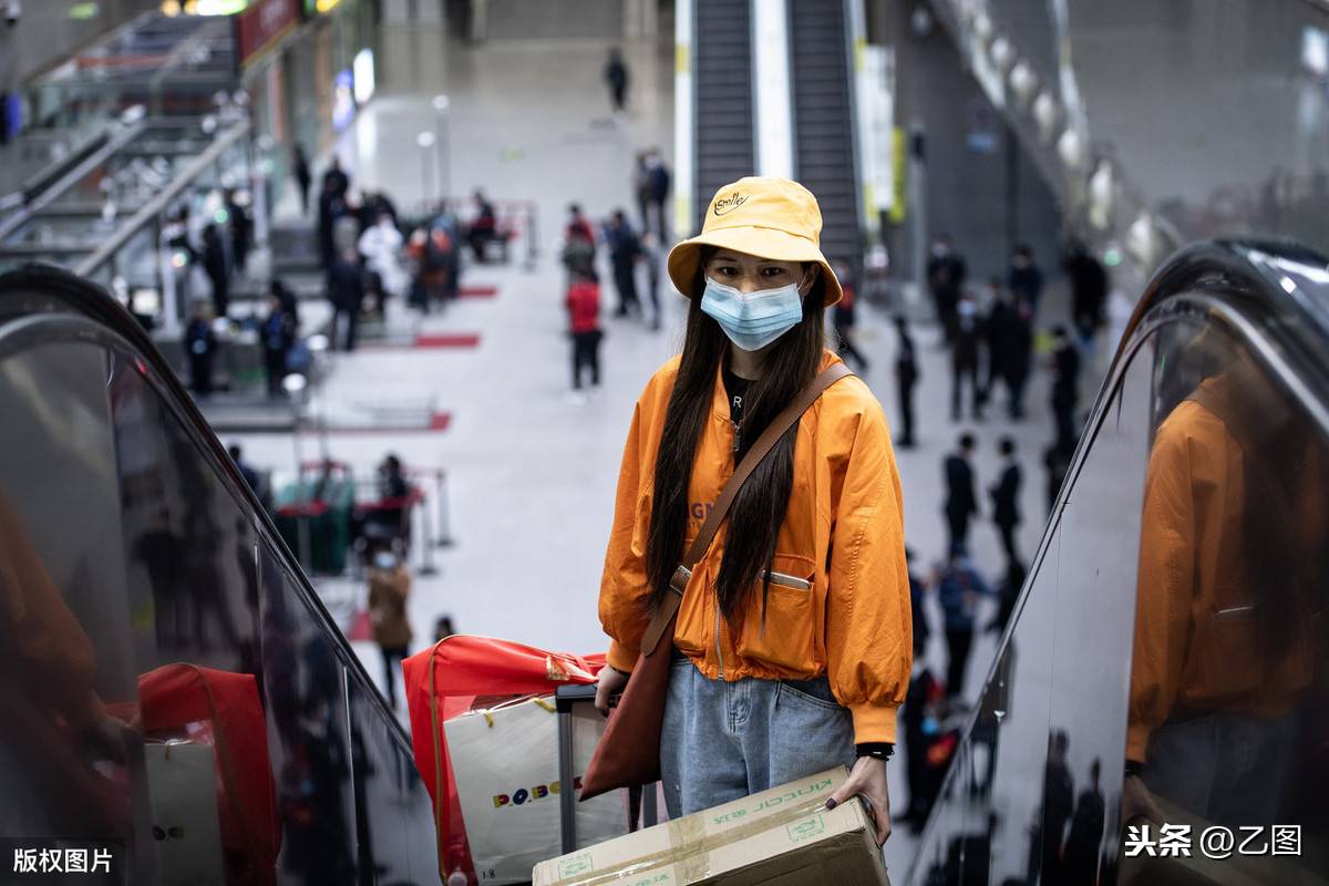 武汉重启！实拍凌晨首列离开的列车，400人顺利乘车离开武汉