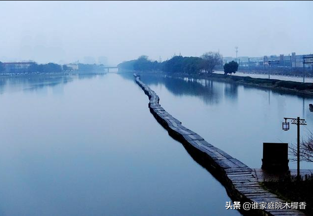 陆游闲居山阴，写下一首词，只写景和事，不言情而情溢满字里行间