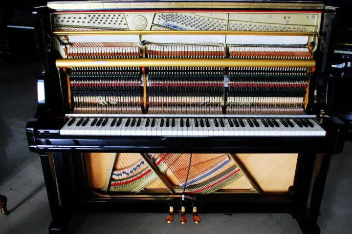 立式钢琴的内部结构:三角钢琴击弦器的原理:简单来说是由物理系发声