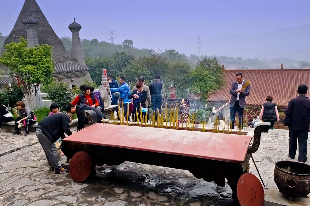 河南一寺院，不收门票，还免费停车，一年四季香火不断