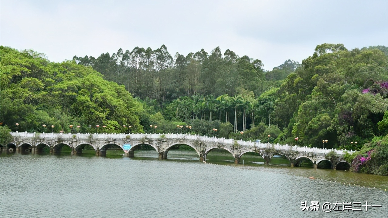 东莞虎英公园，有青山绿水有游乐园还有雕塑，是亲子游的好去处