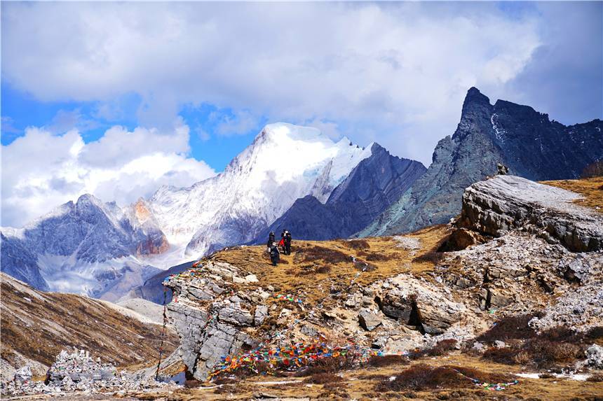 川西秘境，稻城亚丁，高海拔徒步7小时，探寻神山守护的仙境风景