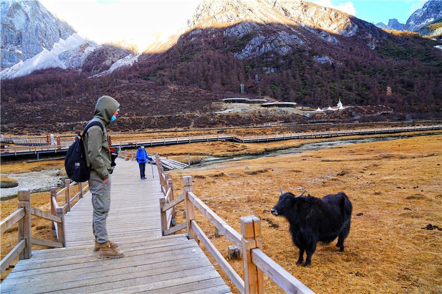 川西秘境，稻城亚丁，高海拔徒步7小时，探寻神山守护的仙境风景