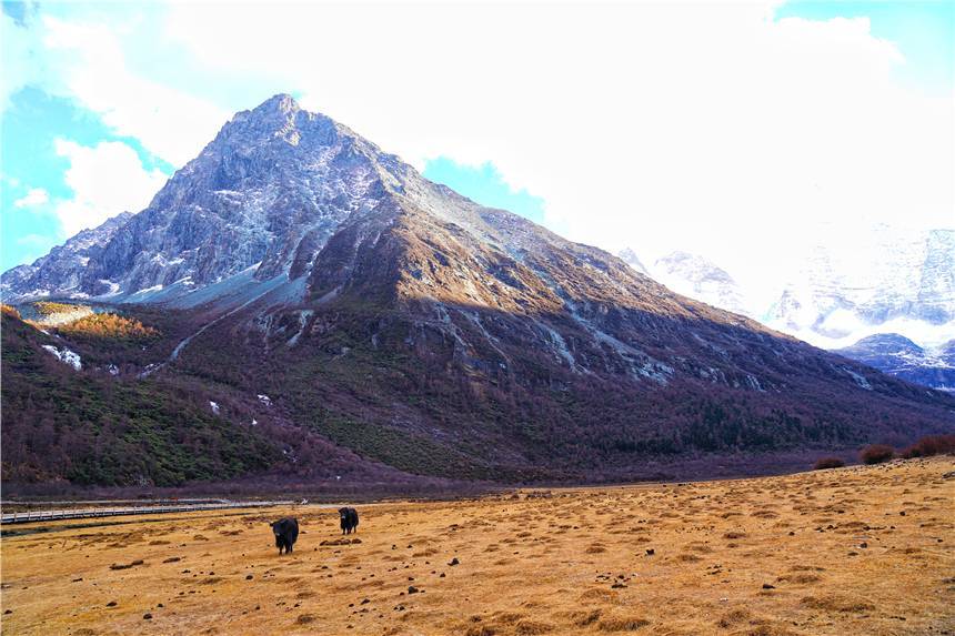 川西秘境，稻城亚丁，高海拔徒步7小时，探寻神山守护的仙境风景