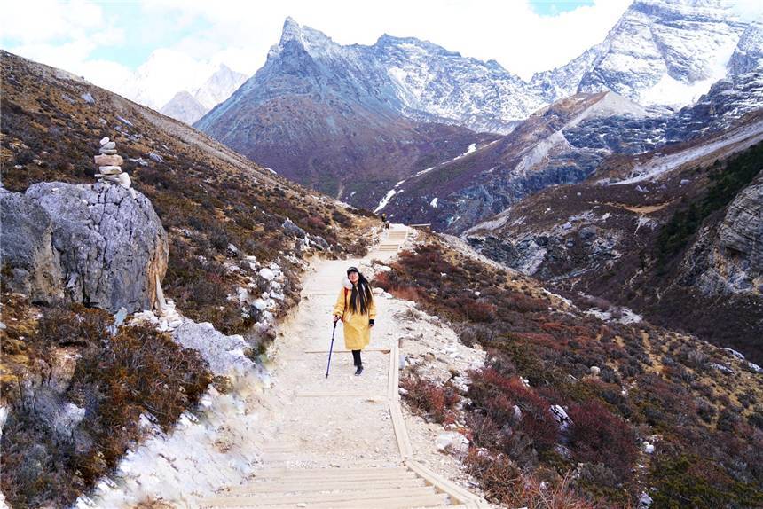 川西秘境，稻城亚丁，高海拔徒步7小时，探寻神山守护的仙境风景