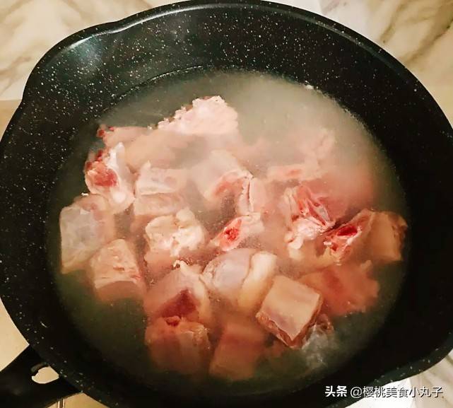 土豆炖排骨怎么做才好吃？大厨教你正确做法，鲜香入味，好吃下饭