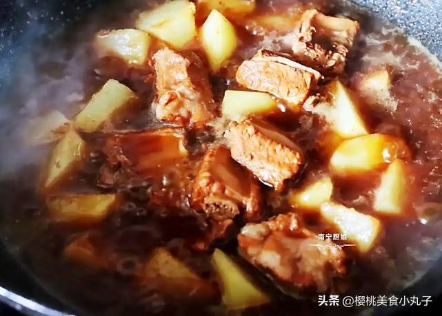 土豆炖排骨怎么做才好吃？大厨教你正确做法，鲜香入味，好吃下饭