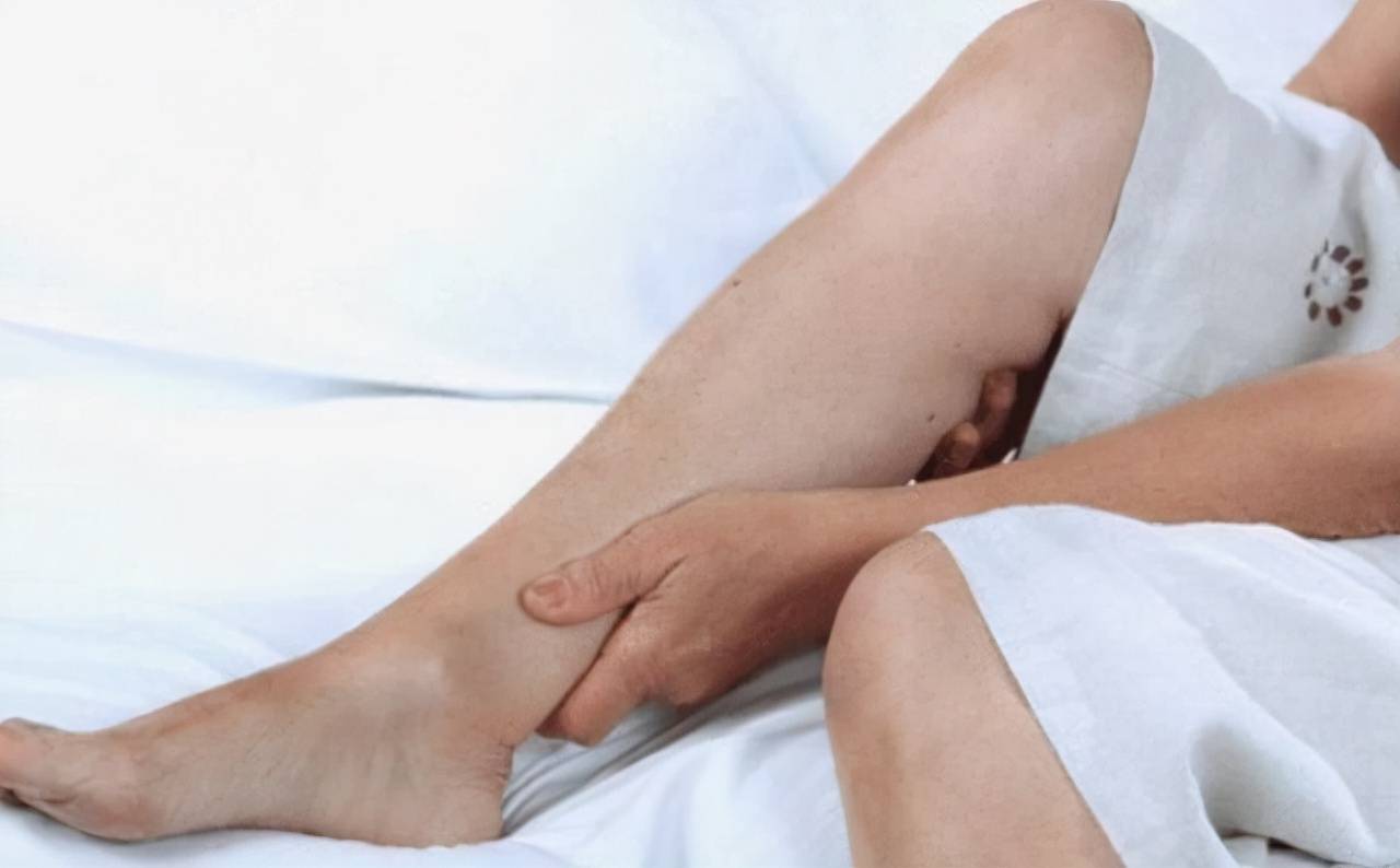 睡觉时突然腿抽筋,是身体缺钙了吗?这2个原因也别大意