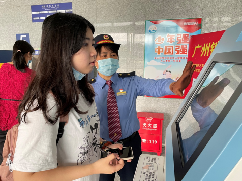 肇庆火车站自助制证机“上岗”，10秒办好临时身份证
