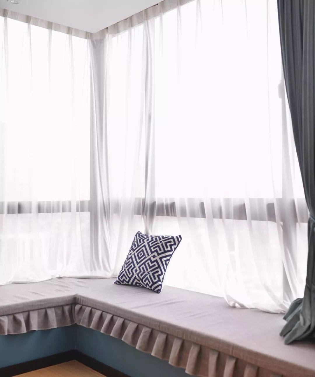 卧室有飘窗，窗帘可以这样装
