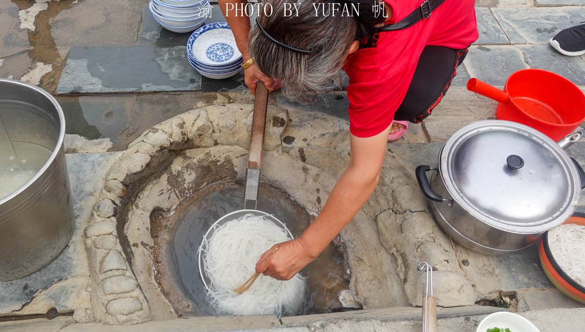 中国最特别的早餐店，温泉井里煮米粉，10元一碗你敢吃吗？