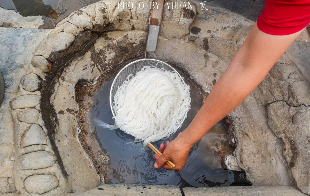 中国最特别的早餐店，温泉井里煮米粉，10元一碗你敢吃吗？