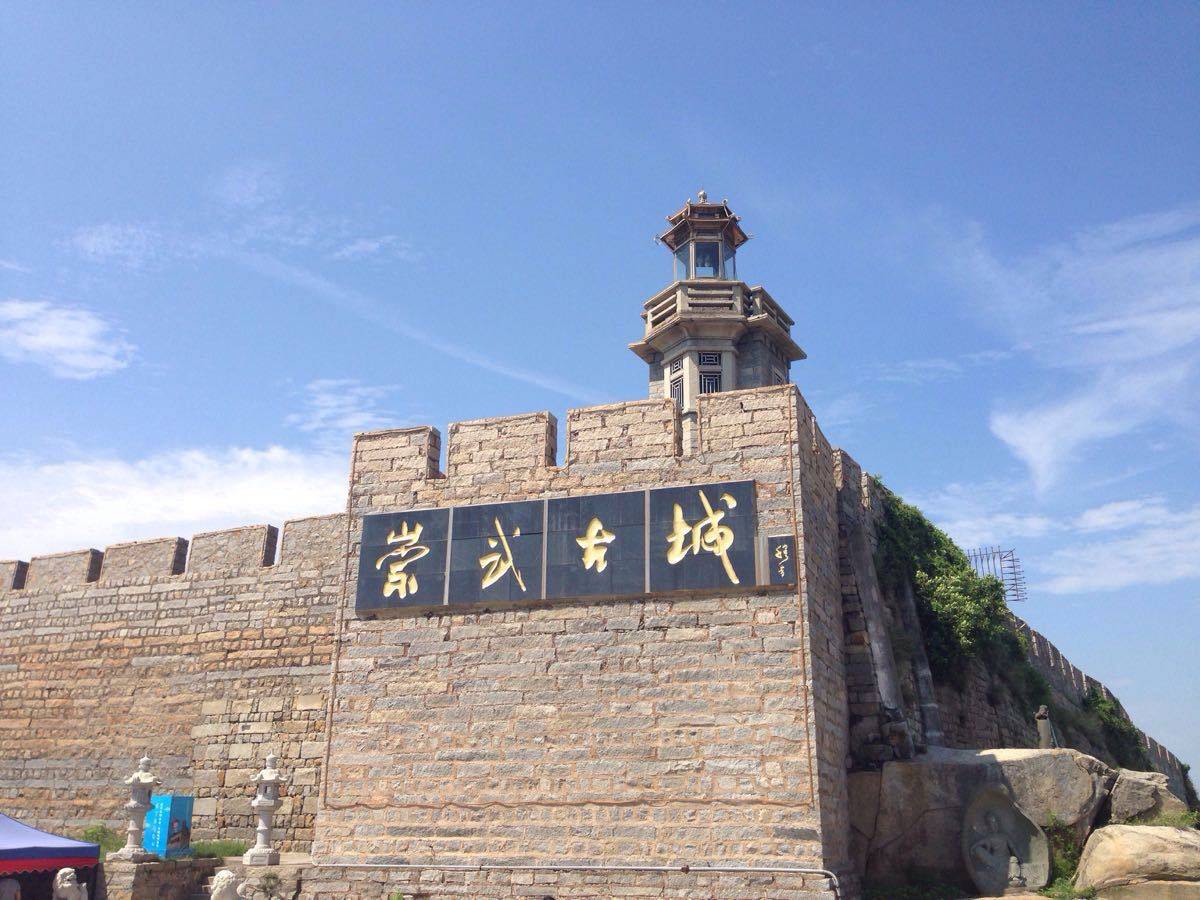 福建泉州崇武古城的老蔡，坚守灯塔33年，灯塔上的灯光从未熄灭过