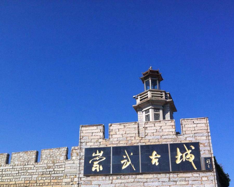 福建泉州崇武古城的老蔡，坚守灯塔33年，灯塔上的灯光从未熄灭过