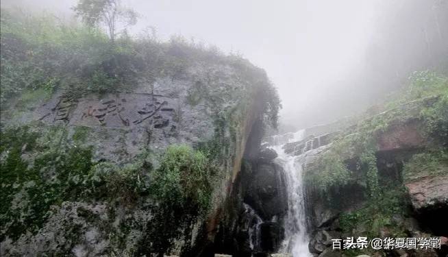 它是峨眉山姊妹山号称蜀中佛教第一山，因先有老峨山后再有峨眉山