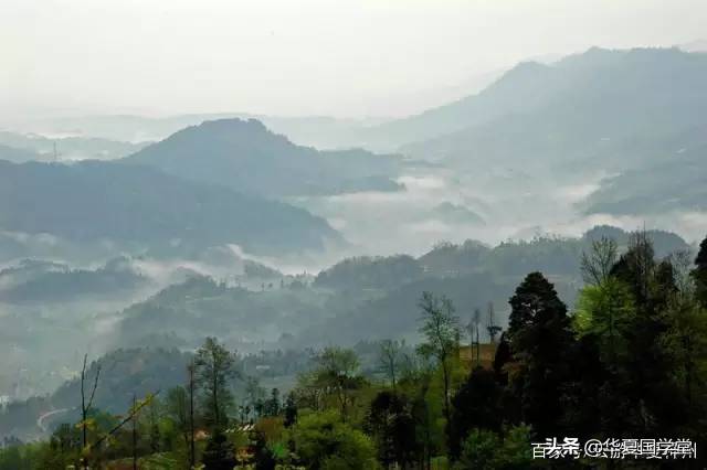 它是峨眉山姊妹山号称蜀中佛教第一山，因先有老峨山后再有峨眉山