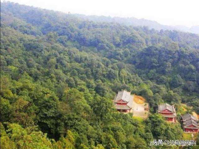 它是峨眉山姊妹山号称蜀中佛教第一山，因先有老峨山后再有峨眉山