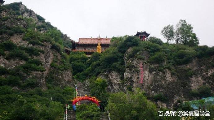 它是峨眉山姊妹山号称蜀中佛教第一山，因先有老峨山后再有峨眉山