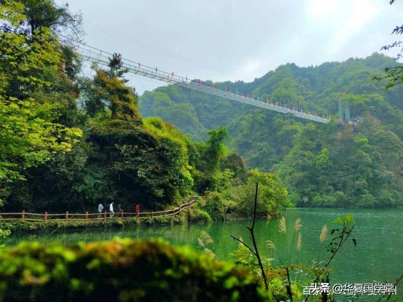 它是峨眉山姊妹山号称蜀中佛教第一山，因先有老峨山后再有峨眉山