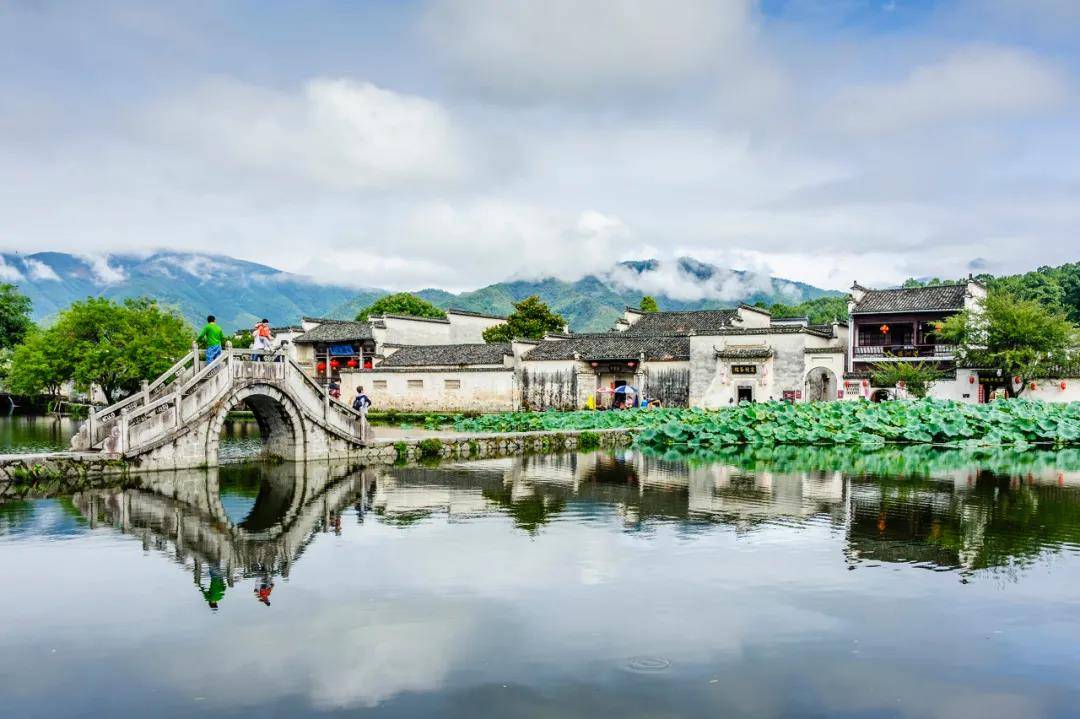 夏天适合去国内哪里旅游(夏天国内适合去哪些地方旅游)（国内夏天旅游适合去的地方排名）(图1)