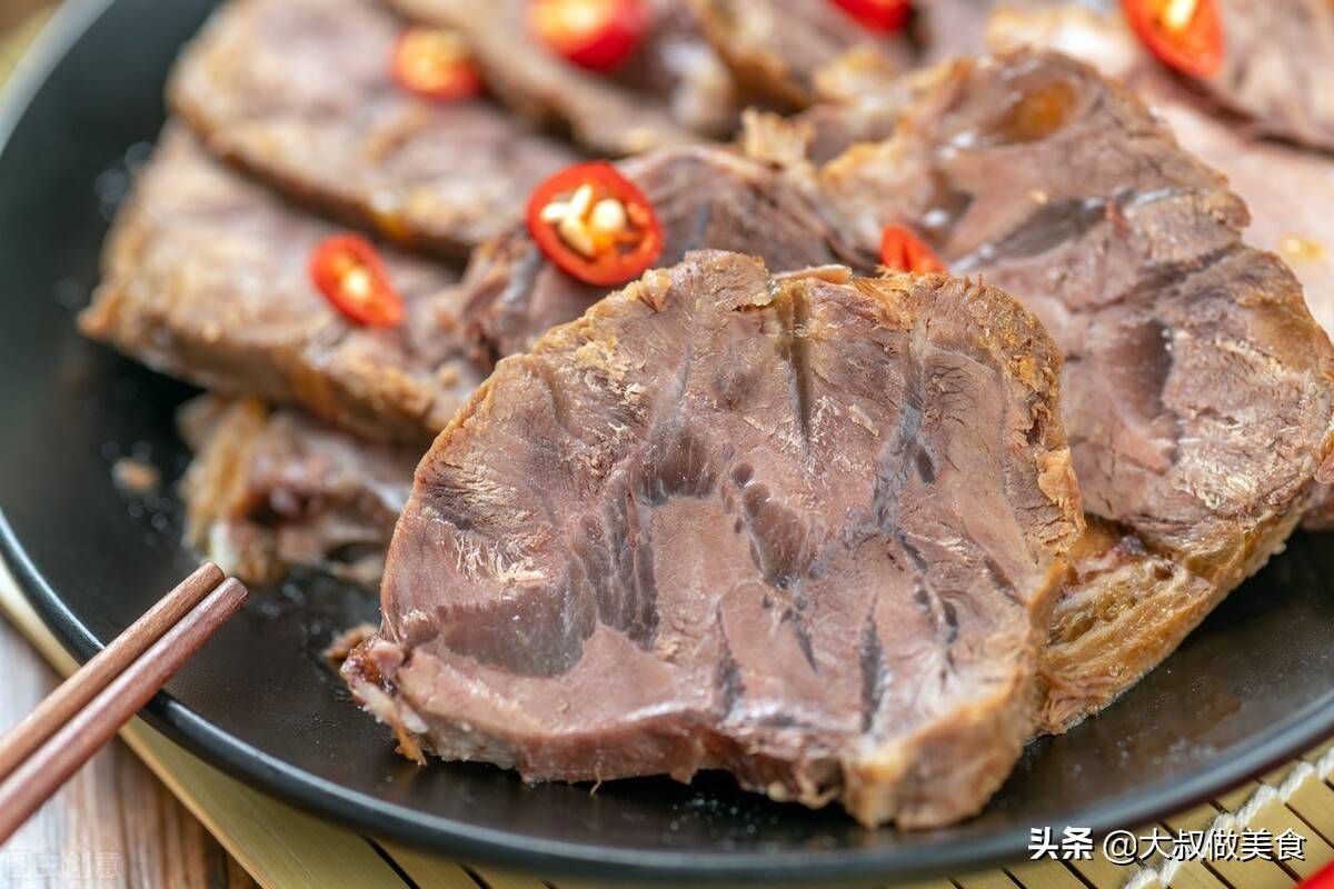 酱牛肉这样做，肉香四溢，用它来招待朋友，好吃又有面子