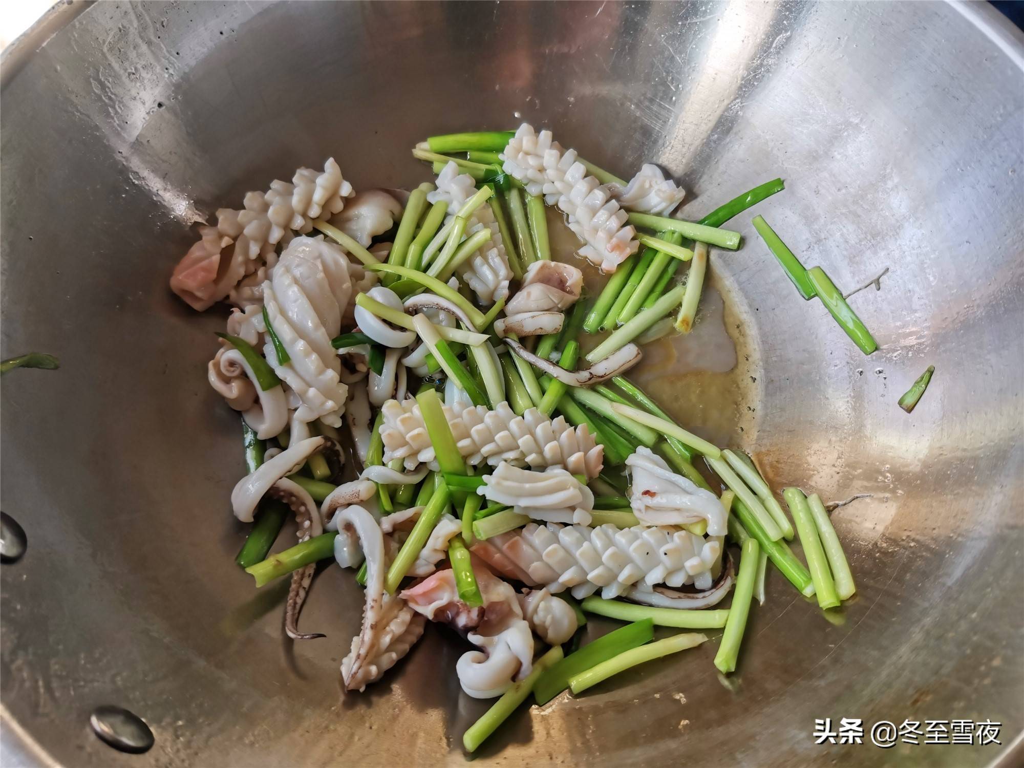 年夜饭，鱿鱼怎样做好吃，教你这样炒，鲜上加鲜，鲜嫩爽口还不腥